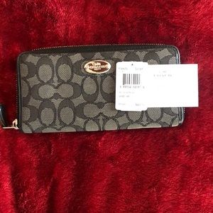 Coach wallet With tags